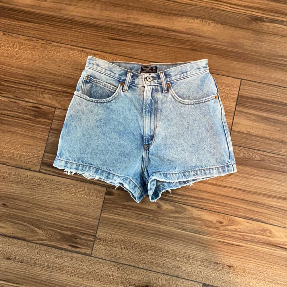 Abercrombie natural rise light wash denim shorts, size 6/28